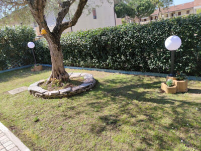 <a href="/prodotti/lampade-da-giardino-e-illuminazione/lampada-da-giardino-con-base-media-in-finta-roccia/">lampada da giardino con base media in finta roccia</a>, col. old stone, con palo e sfera personalizzati cod. 11PLPOSL, località: Pinarella di Cervia (Ravenna) lampada da giardino con base media in finta roccia, col. old stone, con palo e sfera personalizzati cod. 11PLPOSL, località: Pinarella di Cervia (Ravenna)